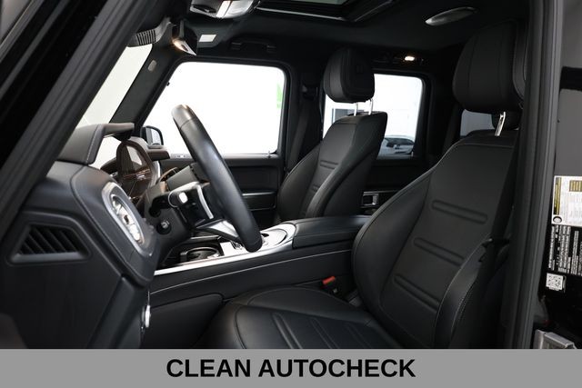 Mercedes-Benz G-Class Vehicle Full-screen Gallery Image 10