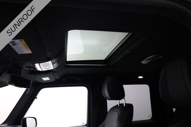Mercedes-Benz G-Class Vehicle Full-screen Gallery Image 22