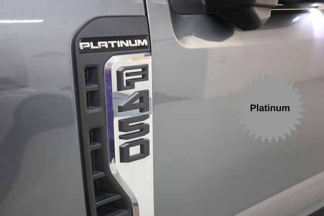 Ford Super Duty F-450 DRW Vehicle Full-screen Gallery Image 06
