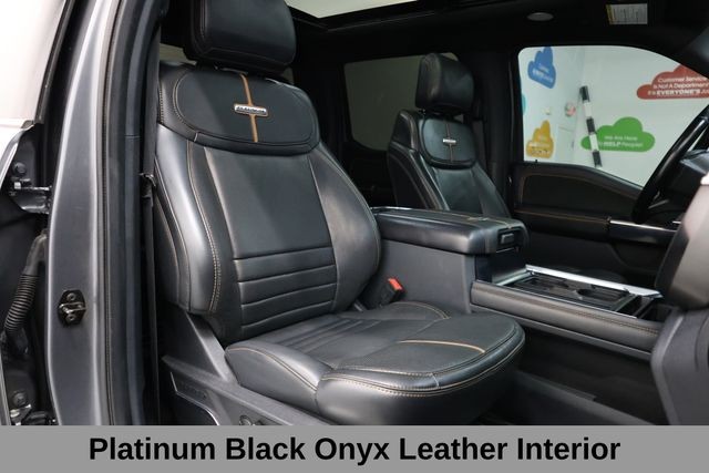 Ford Super Duty F-450 DRW Vehicle Full-screen Gallery Image 15