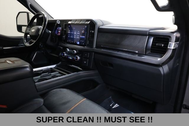 Ford Super Duty F-450 DRW Vehicle Full-screen Gallery Image 17