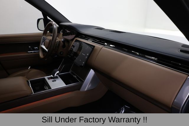 Land Rover Range Rover Vehicle Full-screen Gallery Image 16