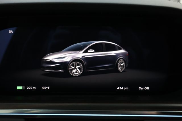 Tesla Model X Vehicle Full-screen Gallery Image 19