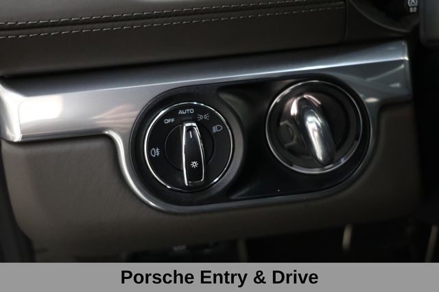 Porsche 718 Boxster Vehicle Full-screen Gallery Image 24