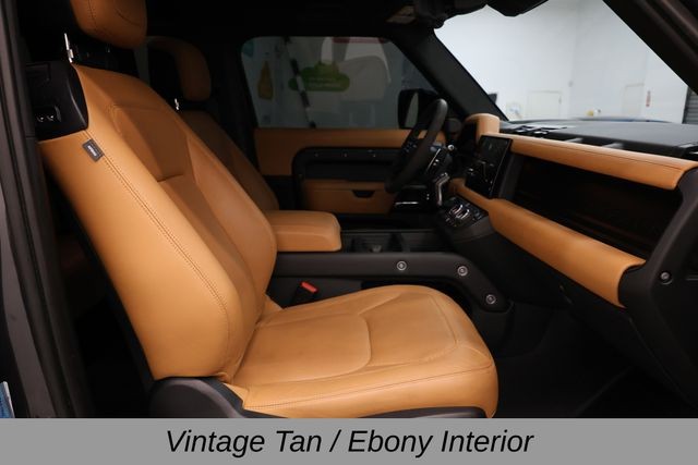 Land Rover Defender 90 Vehicle Full-screen Gallery Image 17