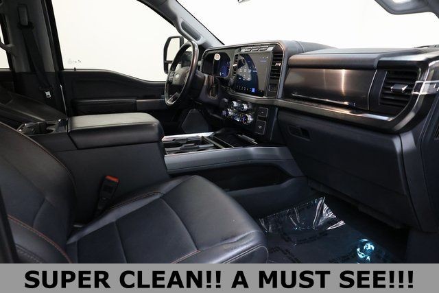 Ford Super Duty F-350 SRW Vehicle Full-screen Gallery Image 16