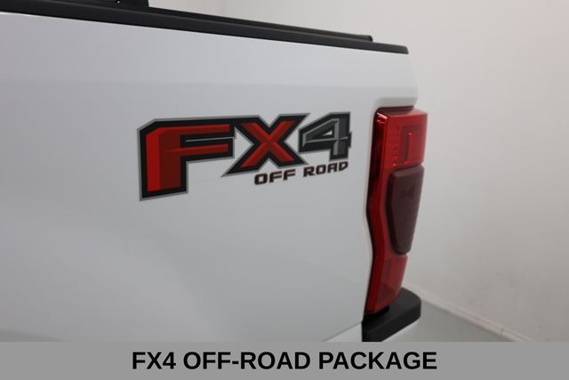 Ford Super Duty F-350 SRW Vehicle Full-screen Gallery Image 12