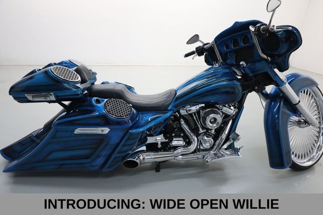 Harley-Davidson Street Glide Vehicle Full-screen Gallery Image 02