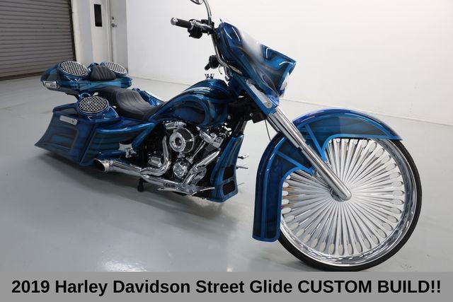 Harley-Davidson Street Glide Vehicle Full-screen Gallery Image 03