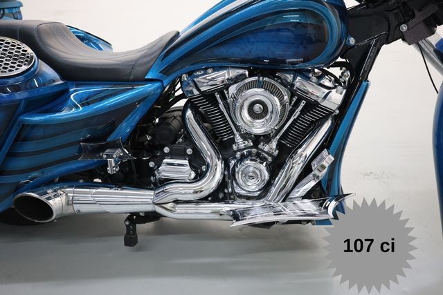 Harley-Davidson Street Glide Vehicle Full-screen Gallery Image 04