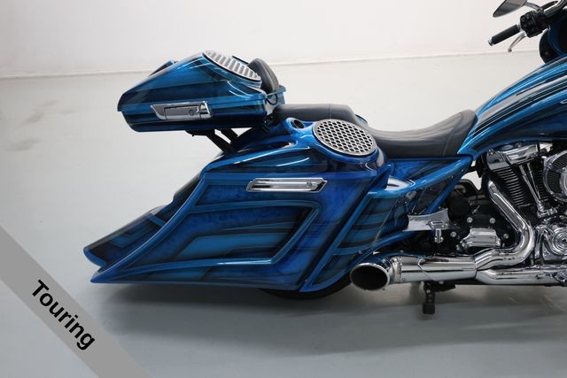 Harley-Davidson Street Glide Vehicle Full-screen Gallery Image 05