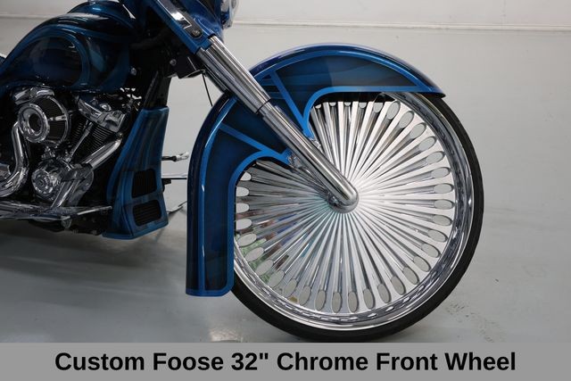 Harley-Davidson Street Glide Vehicle Full-screen Gallery Image 08