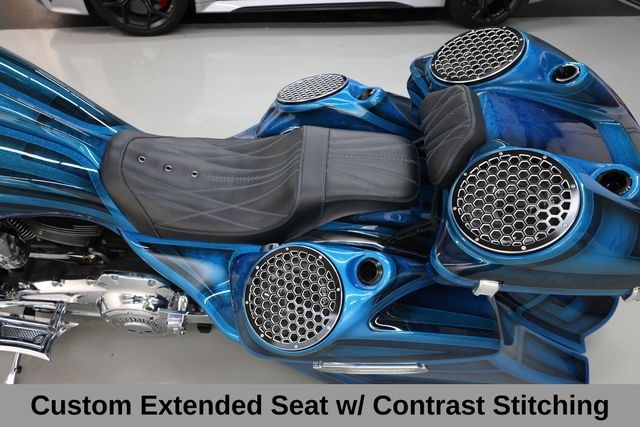 Harley-Davidson Street Glide Vehicle Full-screen Gallery Image 14