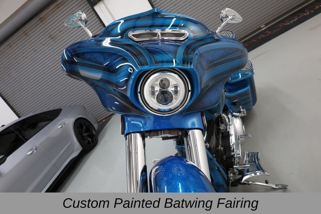 Harley-Davidson Street Glide Vehicle Full-screen Gallery Image 19