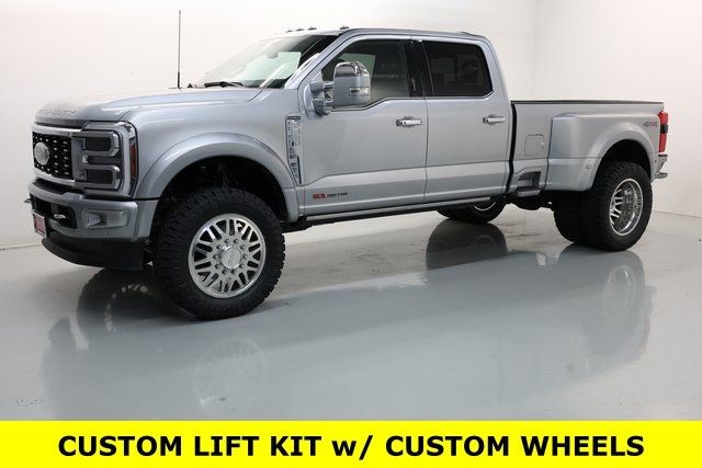 Ford Super Duty F-450 DRW Vehicle Full-screen Gallery Image 03