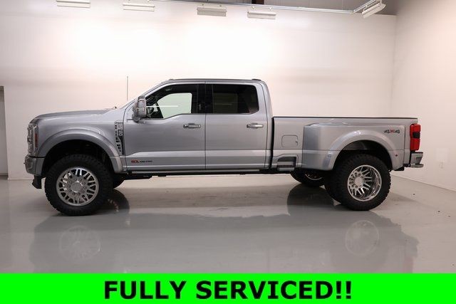 Ford Super Duty F-450 DRW Vehicle Full-screen Gallery Image 08