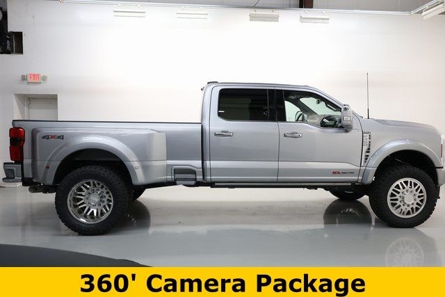 Ford Super Duty F-450 DRW Vehicle Full-screen Gallery Image 13
