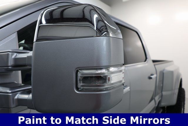 Ford Super Duty F-450 DRW Vehicle Full-screen Gallery Image 15