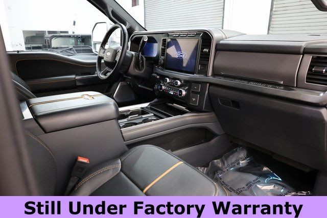 Ford Super Duty F-450 DRW Vehicle Full-screen Gallery Image 18