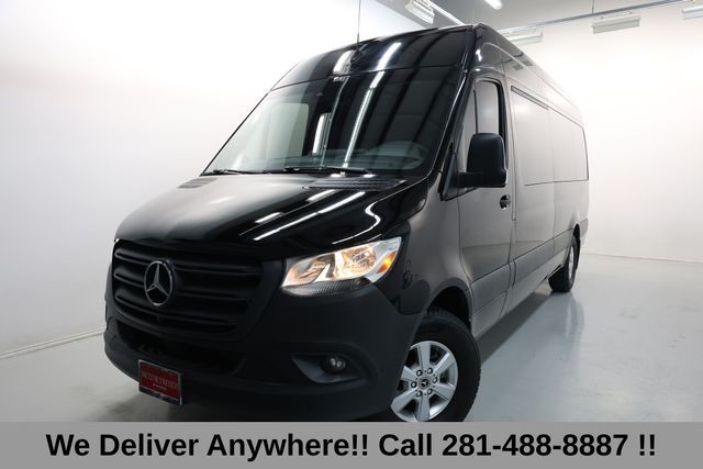 Mercedes-Benz Sprinter Passenger Van Vehicle Full-screen Gallery Image 03