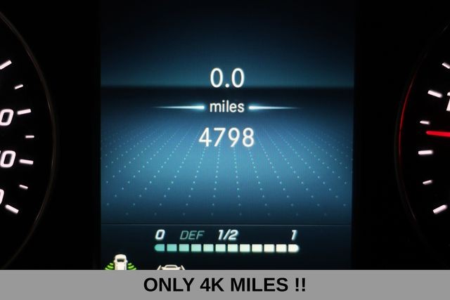 Mercedes-Benz Sprinter Passenger Van Vehicle Full-screen Gallery Image 07