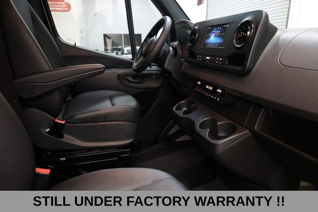 Mercedes-Benz Sprinter Passenger Van Vehicle Full-screen Gallery Image 19