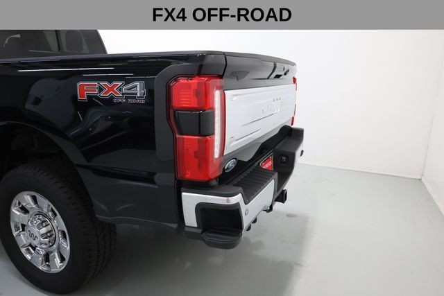 Ford Super Duty F-250 SRW Vehicle Full-screen Gallery Image 13