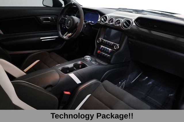 Ford Mustang Vehicle Full-screen Gallery Image 15