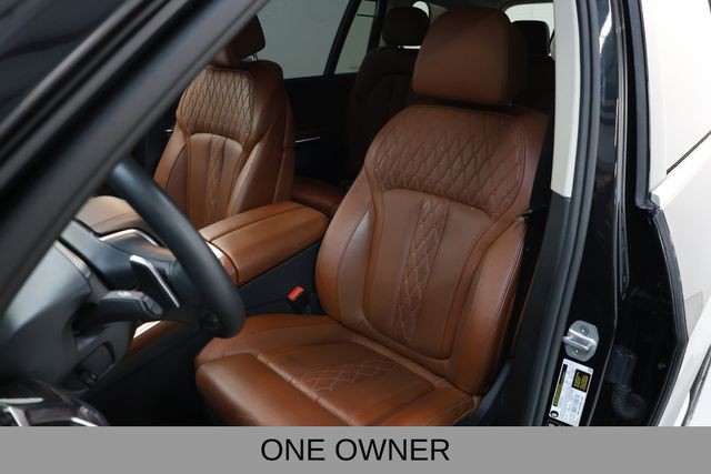 BMW X7 Vehicle Full-screen Gallery Image 09