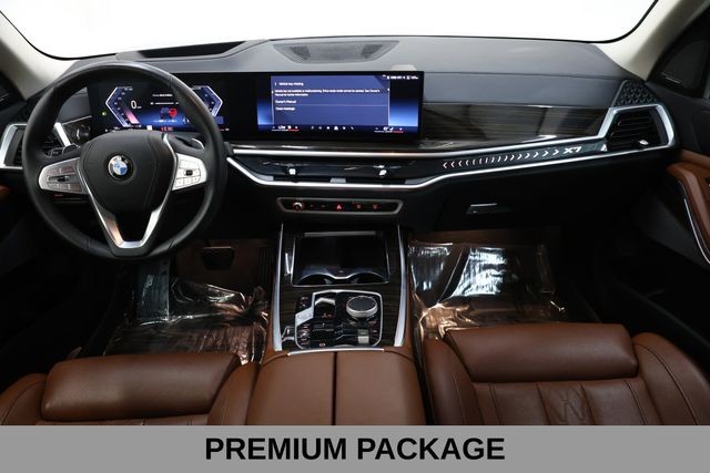 BMW X7 Vehicle Full-screen Gallery Image 12