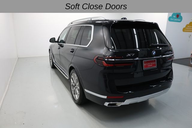 BMW X7 Vehicle Full-screen Gallery Image 14