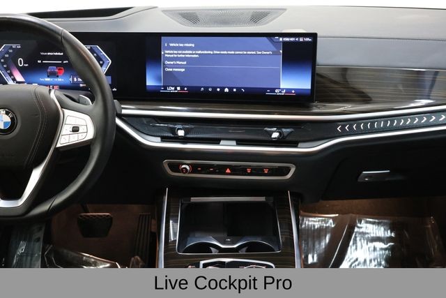 BMW X7 Vehicle Full-screen Gallery Image 17
