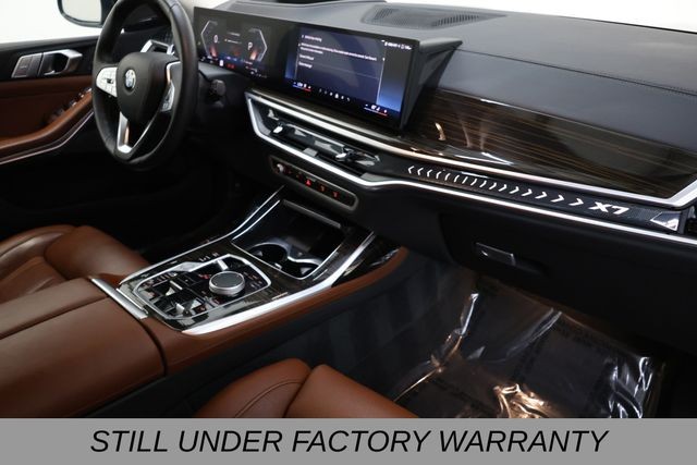 BMW X7 Vehicle Full-screen Gallery Image 18