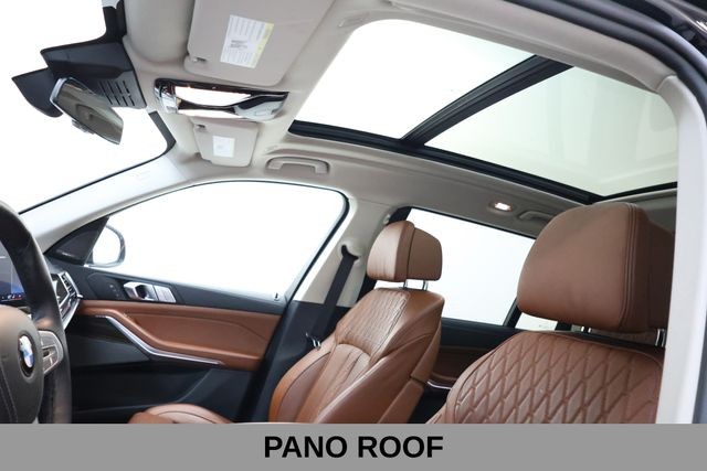 BMW X7 Vehicle Full-screen Gallery Image 23