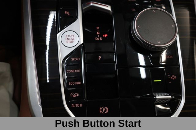 BMW X7 Vehicle Full-screen Gallery Image 25