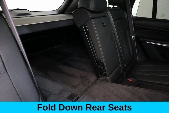 BMW X5 M Vehicle Full-screen Gallery Image 15