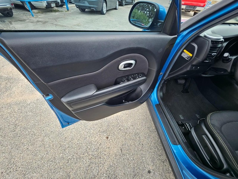 Kia Soul Vehicle Full-screen Gallery Image 11