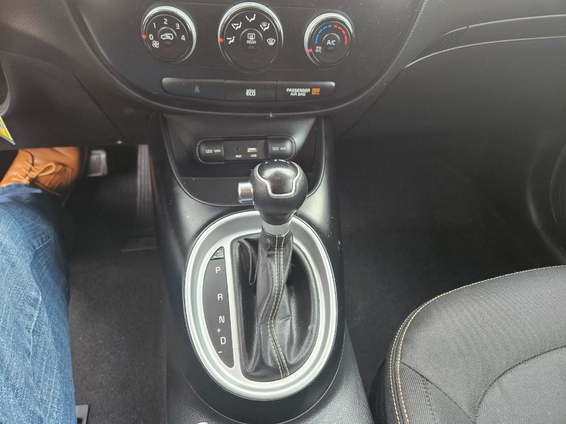 Kia Soul Vehicle Full-screen Gallery Image 14