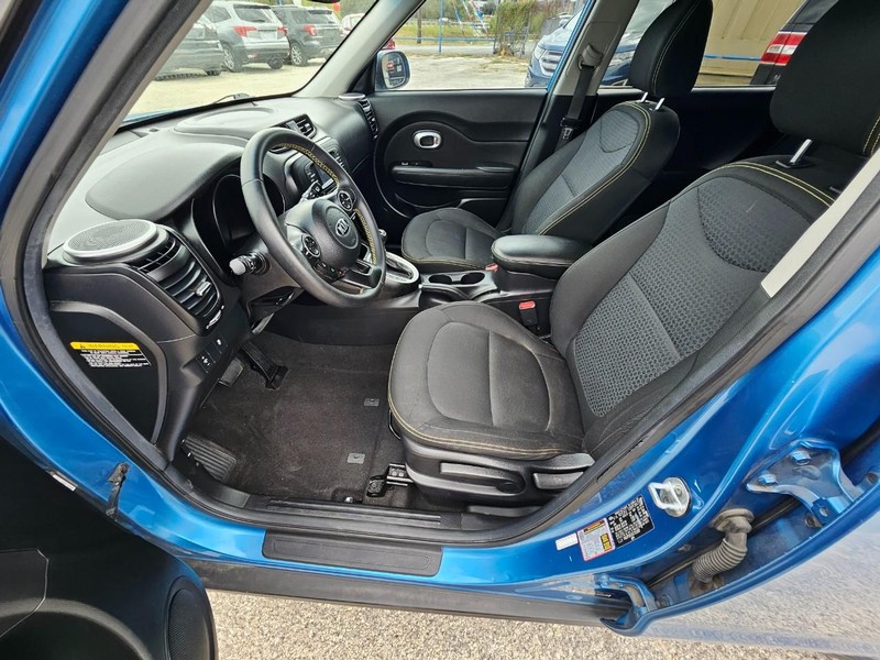 Kia Soul Vehicle Full-screen Gallery Image 16