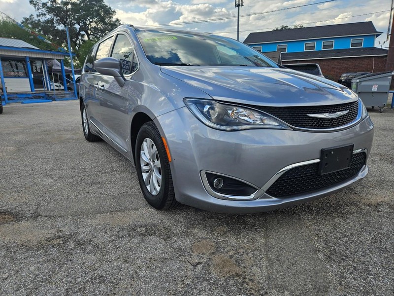 Chrysler Pacifica Vehicle Full-screen Gallery Image 2