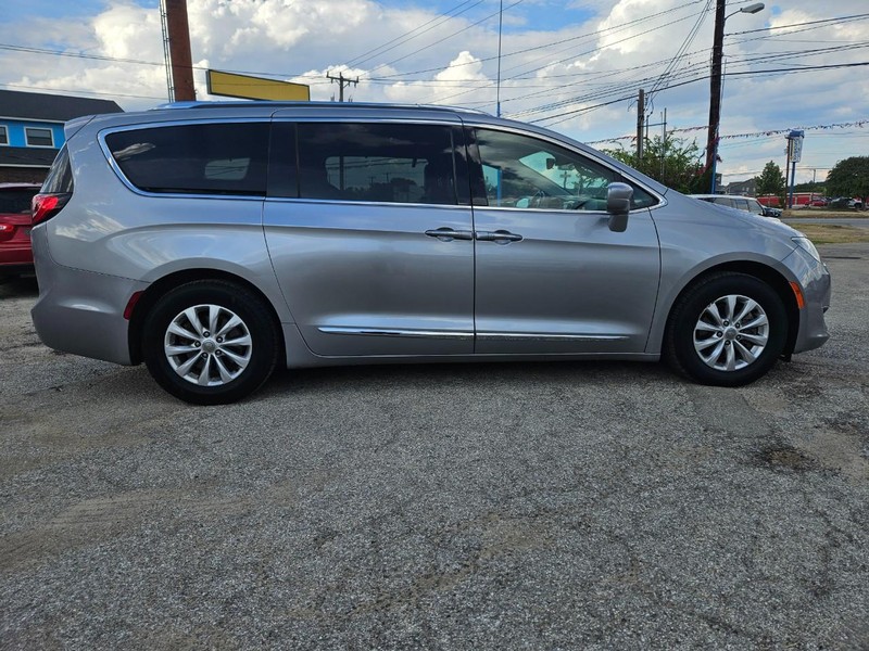 Chrysler Pacifica Vehicle Full-screen Gallery Image 3