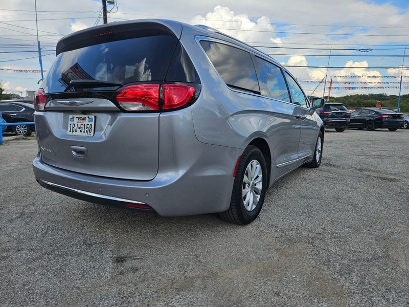 Chrysler Pacifica Vehicle Full-screen Gallery Image 4