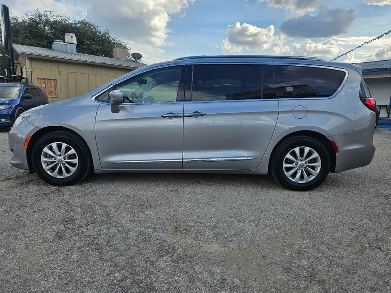 Chrysler Pacifica Vehicle Full-screen Gallery Image 5
