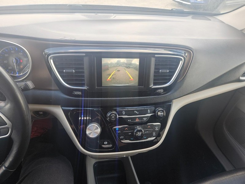 Chrysler Pacifica Vehicle Full-screen Gallery Image 6