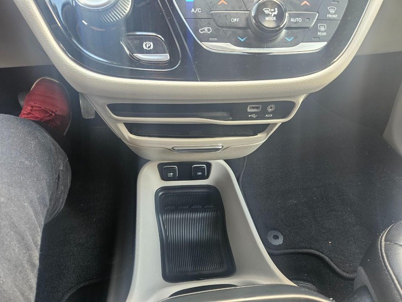 Chrysler Pacifica Vehicle Full-screen Gallery Image 7
