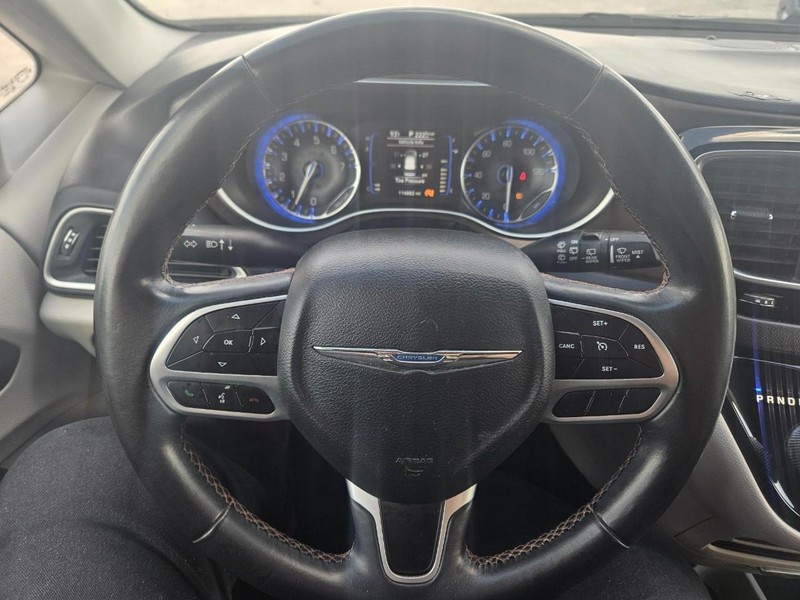 Chrysler Pacifica Vehicle Full-screen Gallery Image 8