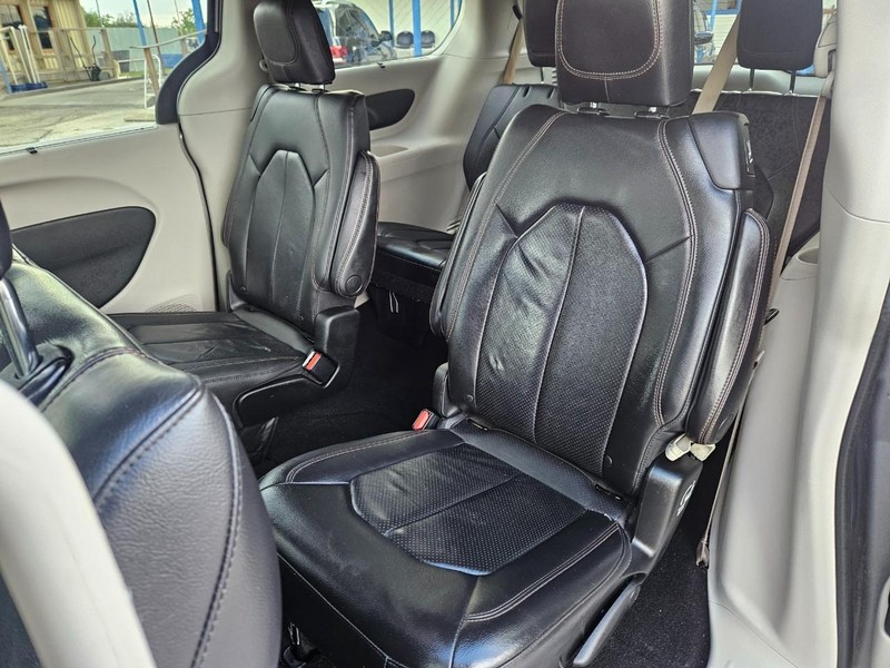 Chrysler Pacifica Vehicle Full-screen Gallery Image 9