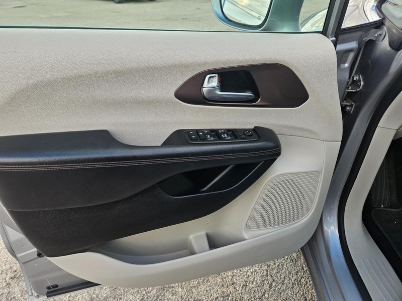 Chrysler Pacifica Vehicle Full-screen Gallery Image 10