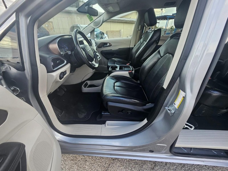 Chrysler Pacifica Vehicle Full-screen Gallery Image 11