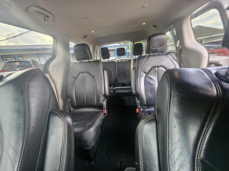 Chrysler Pacifica Vehicle Full-screen Gallery Image 12
